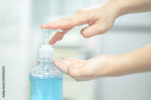 Fotografía soft focus of clean hand alcohol gel sanitizer pump in home for hygiene protect weak ill chemotherapy, aids, kids patient from flu, germ, virus infection and bacteria