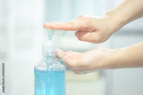 Fotografía soft focus of clean hand alcohol gel sanitizer pump in home for hygiene protect weak ill chemotherapy, aids, kids patient from flu, germ, virus infection and bacteria