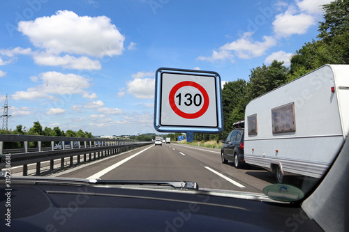 Fotomural Geschwindigkeitsbegrenzung auf deutschen Autobahnen auf 130