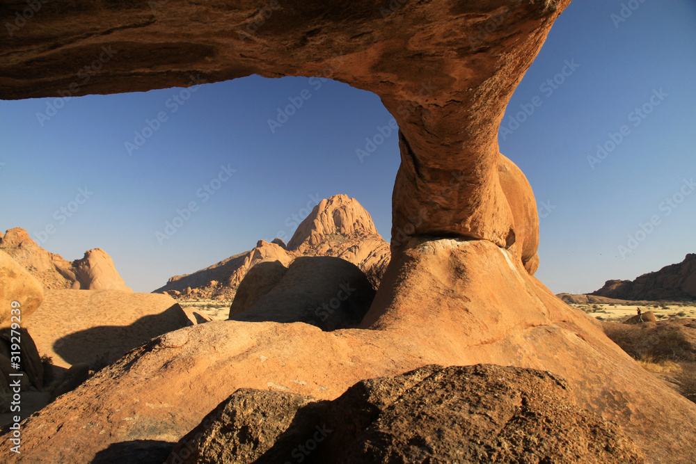 naturalne formacje skalne i mosty spitzkoppe w namibii - obrazy, fototapety, plakaty 