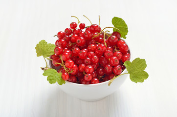 Wall Mural - Fresh berries, red currants in bowl