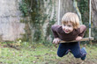 © eloi - jeune garçon joue sur la balançoire