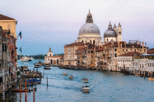 Fotografía Sunset view of Grand Canal with Basilica di Santa Maria della Salute, Venice, Italy