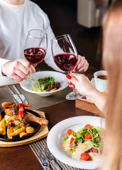 Wall Mural - couple in a restaurant romantic dinner