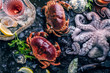 Zusammenstellung von Meeresfrüchten mit feinschmeckerischem Abendessenhintergrund der rohen frischen Krake,austern und mit roten krabben