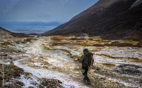 Fotografía A man hiking on top of a snowy mountain