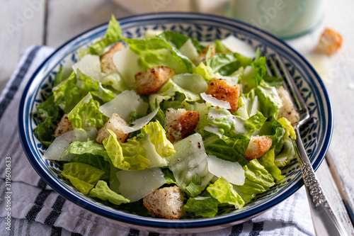 Fotografía Caesar salad with parmesan and homemade croutons.