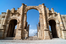 South Gate Of The Ancient Roman City Of Gerasa, Modern Jerash In Jordan. Archaeological Site Of Antiquity. High Beautiful Stone Gate On Sky Background. Ancient Architecture