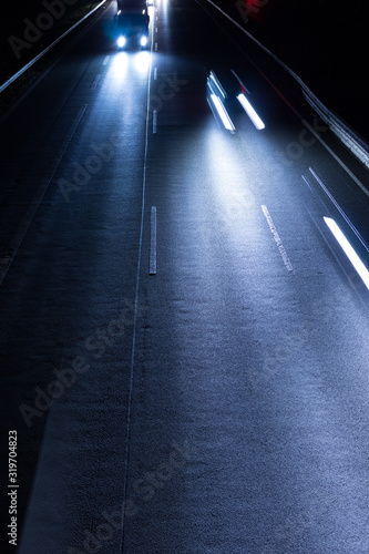 Cuadros en Lienzo Deutsche Autobahn mit Verkehr bei Nacht