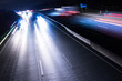 Deutsche Autobahn mit Verkehr bei Nacht