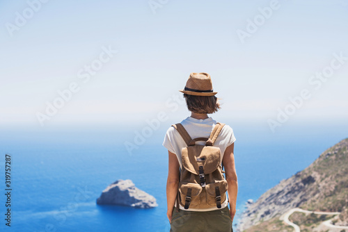 Fotografía Young woman traveler looking at the sea