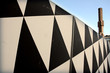 Glasobelisken vid Sergels torg och svart vit mönster på byggavskärmningstyg..