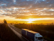 Sonnenaufgang über der Autobahn mit LKW