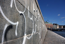 Klotter/grafitti På Muren Vid Strömgatan I Stockholm
