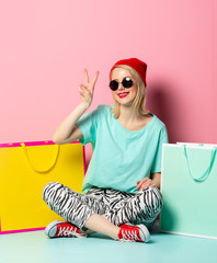 Canvas Print - Style woman in sunglasses with shopping bags