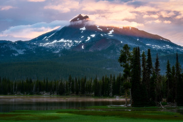 Wall Mural - Sunrise at Broken Top - Mountains - Oregon