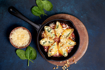 Wall Mural - Stuffed pasta shells with spinach and ricotta