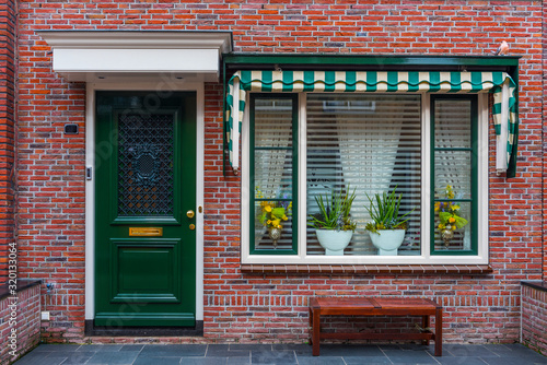 Dekoracja na wymiar  typowa-holenderska-wies-domy-elewacji-piekny-i-autentyczny-styl-w-volendam-holandia-polnocna