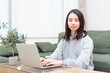 © garage38 - ノートパソコンを操作する女性
