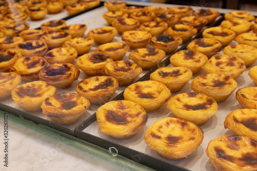 Cuadros en Lienzo Close up of typical portuguese cream cakes lined up at the exhibitor in Lisbon (