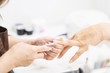 © garage38 - ネイルサロンで施述する女性