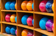 Viele Bowlingkugeln sind in einem Schrank angeordnet 