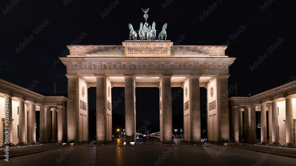 Obraz na płótnie historic brandenburg gate berlin at night, brandenburger tor, nightscape, germany w salonie