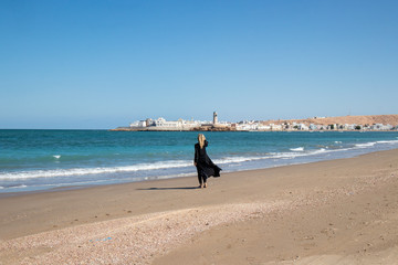 Wall Mural - Blonde Frau am Strand von Sur in Oman