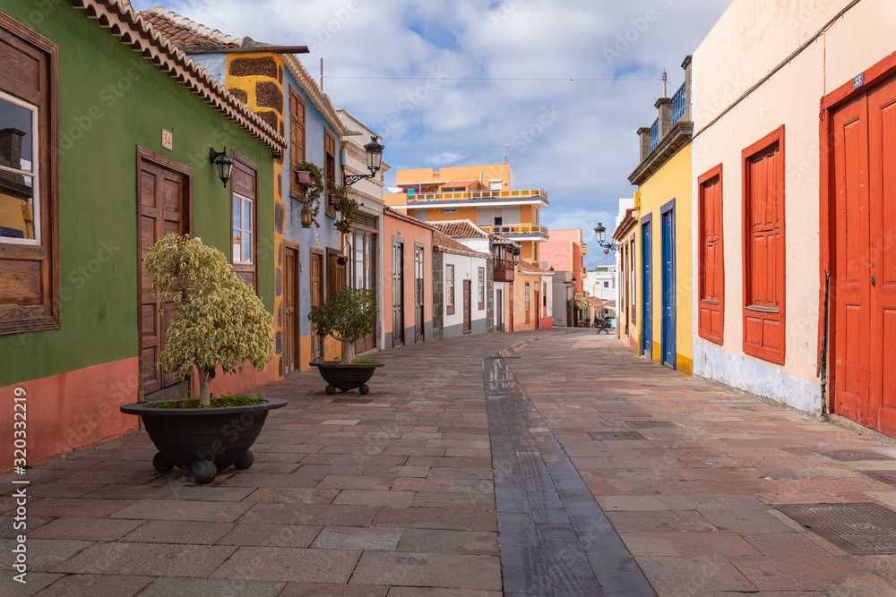 Obraz na płótnie Beautiful colorful streets of old colonial town in Los Llanos de Aridane in La Palma Island, Canary Islands, Spain. w salonie