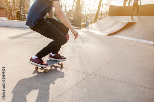 Cuadros en Lienzo Unrecognizable skateboarder on his board