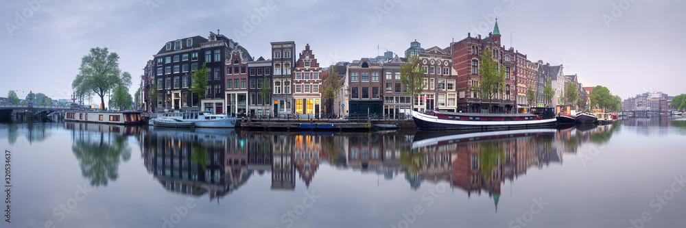 Obraz na płótnie Cityscape of Amsterdam with reflection of buildings on water w salonie