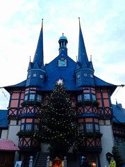 Wall Mural - Das historische Rathaus auf dem Marktplatz zur Weihnachtszeit