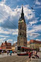 Wall Mural - halle saale, deutschland - 21.06.2019 - mittelalterlicher roter turm auf dem marktplatz.