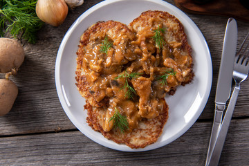 Wall Mural - Tasty homemade potato pancakes with meat and mushrooms