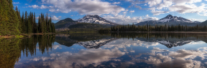 Canvas Print - Mountain Panorama at Sparks Lake - Oregon