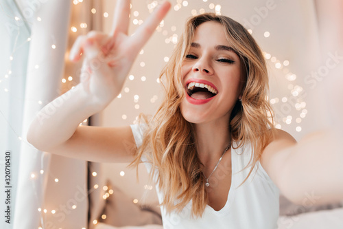 Cuadros en Lienzo Emotional fair-haired woman laughing to camera