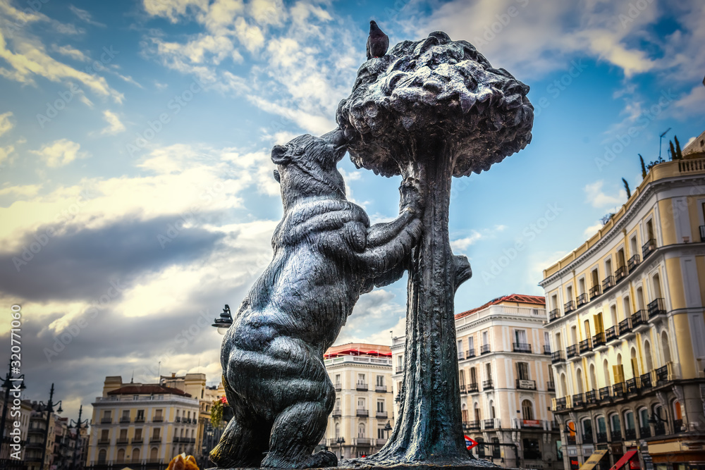 Obraz na płótnie Bear and strawberry tree statue in Puerta del Sol in Madrid w salonie