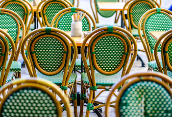 Canvas Print - table and chairs at a cafe