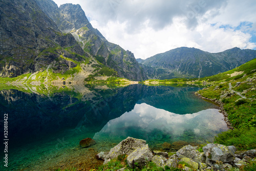 Dekoracja na wymiar  niesamowite-gorskie-jezioro-pod-rysami-w-tatrach-w-polsce