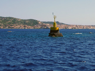 panorama scenico dell'isola de La Maddalena in Sardegna, tra rocce e mare blu