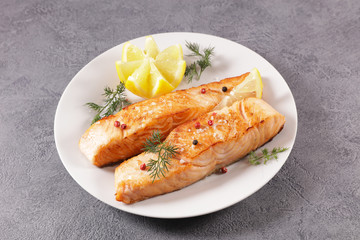 Canvas Print - grilled salmon fillet with lemon in plate