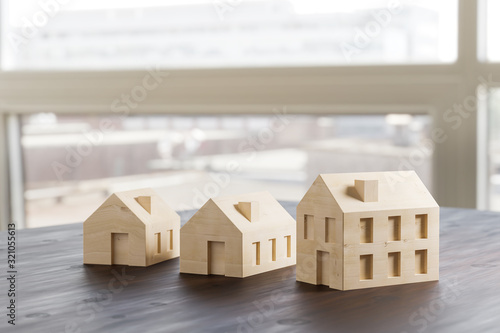 Fotografía Which size of house can you afford? Concept shot: three differently sized wooden