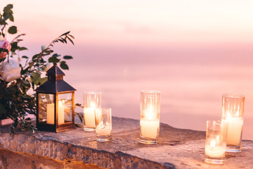 Candles and flowers as decorations in the evening.