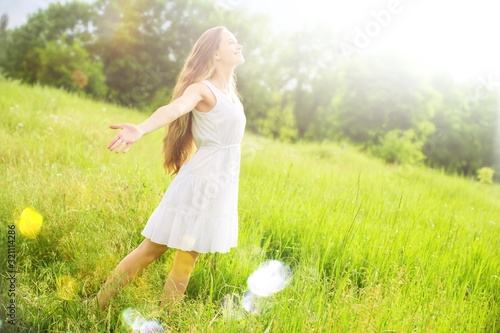 Cuadros en Lienzo Young relaxed woman in the green field