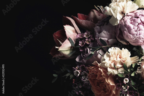 Naklejki piwonie  piekny-bukiet-roznych-kwiatow-na-czarnym-tle-miejsca-na-tekst-projekt-karty-kwiatowy