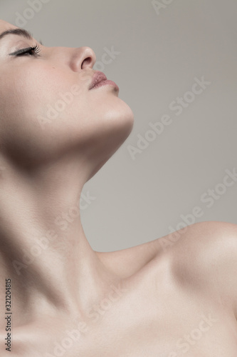 Fotografía natural beauty concept young woman profile face and neck studio shot