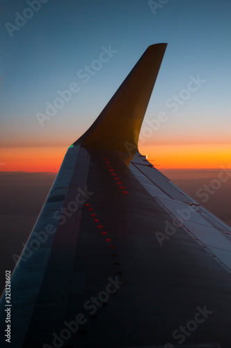 Fotomural Airplane wing on the background of a beautiful sunrise.