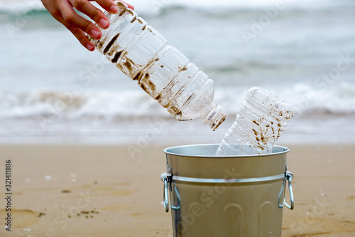 Sea plastic trash, beach cleaning, trash pick-up, marine pollution, etc. 海のプラスチックゴミ、ビーチの清掃、ゴミ拾い、海洋汚染など