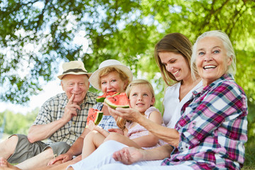 Wall Mural - Glückliche Großfamilie mit Kind und Großeltern