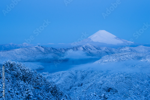 冬の雪の富士産と芦ノ湖 Foto Stock Adobe Stock 冬の雪の富士産と芦ノ湖 Foto Stock Adobe Stock